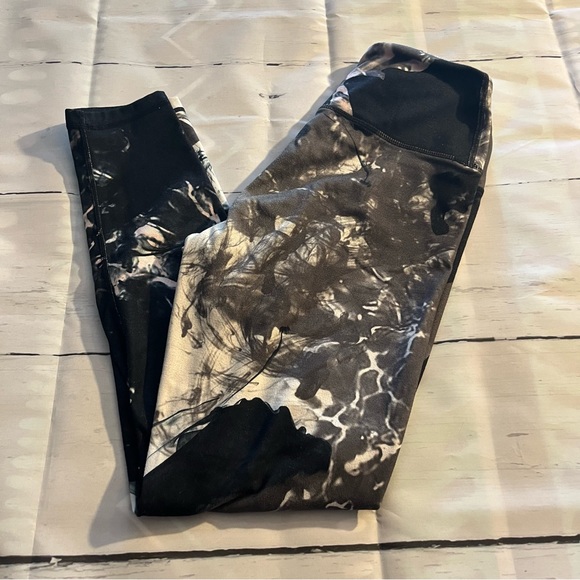 Black Leggings with Pink & Gray Smoke / Watercolor Style Detail, Size Small - Picture 6 of 6